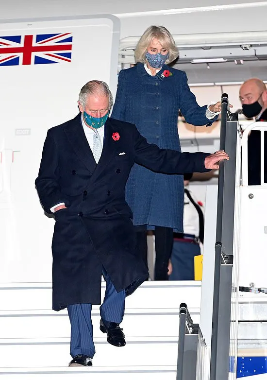 Герцогиня Камилла в пальто с расклешенным подолом