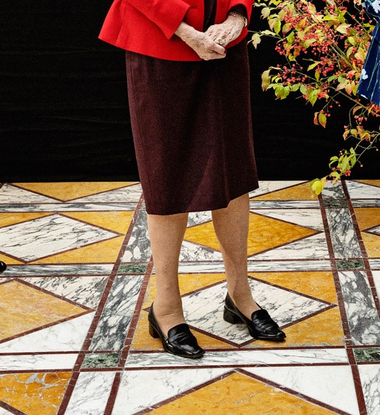 Королева Маргарет в бордовом платье и лоферах