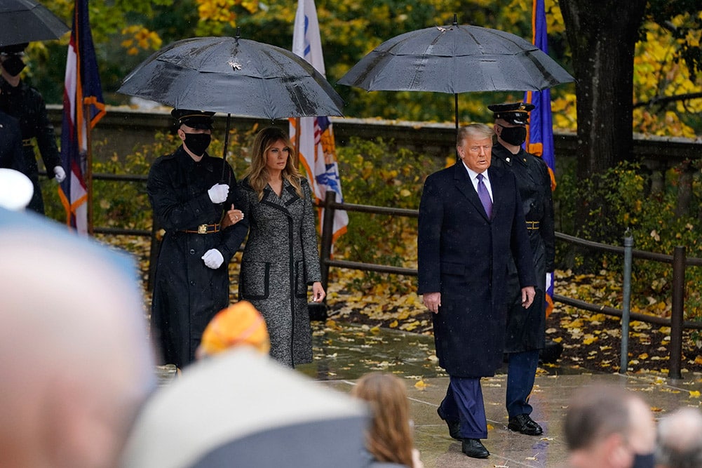 Мелания Трамп в сером пальто с карманами