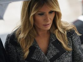 Мелания Трамп в фактурном пальто и классических лодочках выглядит задумчиво и печально