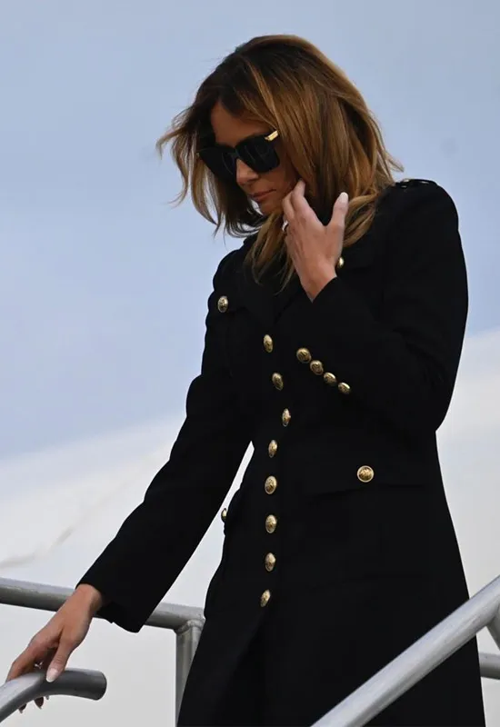 Мелания Трамп в черном милитари пальто