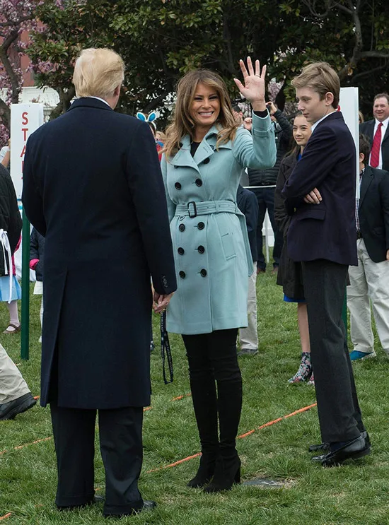 Мелания Трамп в двубортном бирюзовом пальто