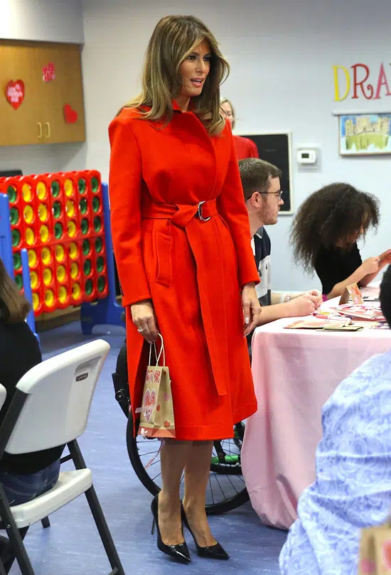 Мелания Трамп в красном пальто с поясом