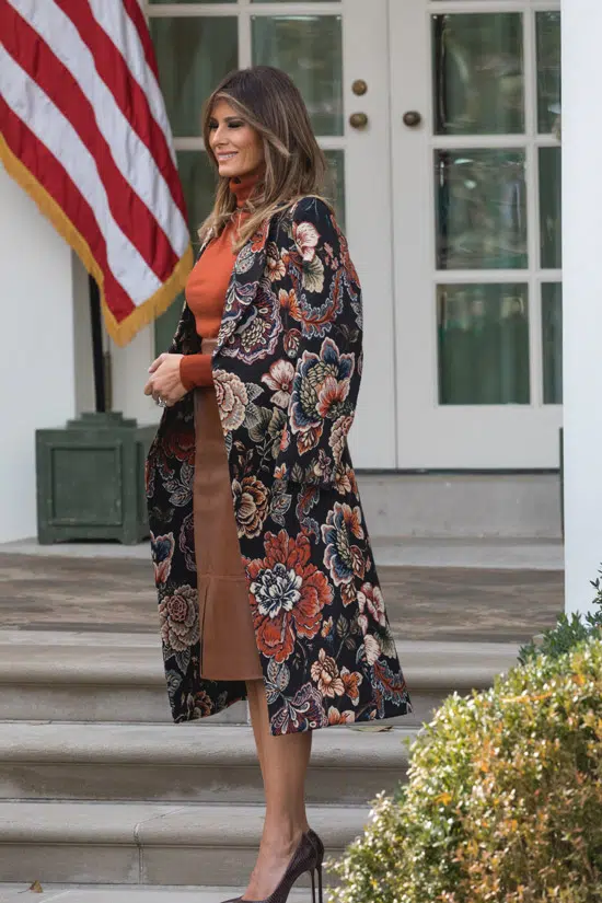 Мелания Трамп в пальто с цветочным узором