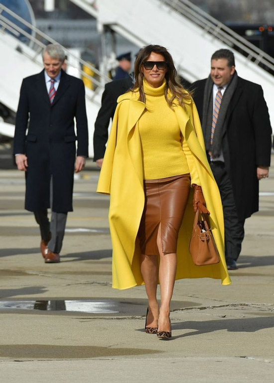 Мелания Трамп в ярко желтом пальто и кожаной юбке