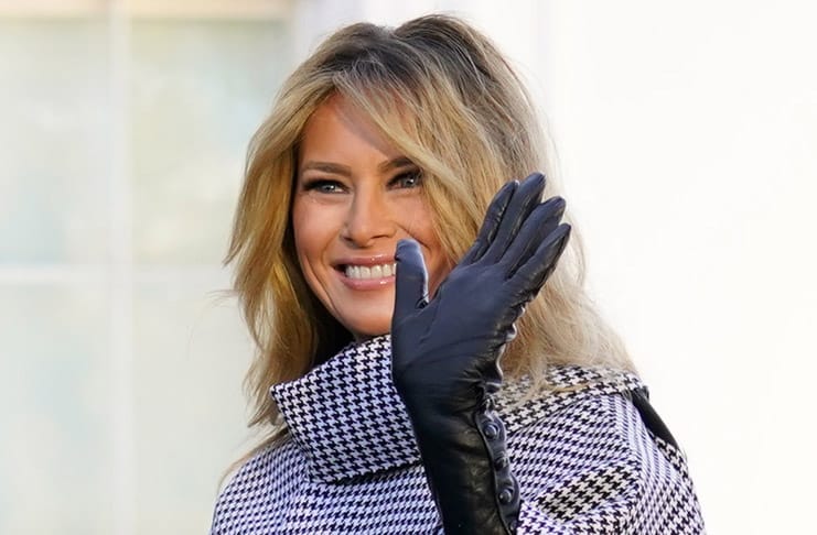 Мелания Трамп в свободном пальто, сапогах на шпильке и перчатках выглядит как леди