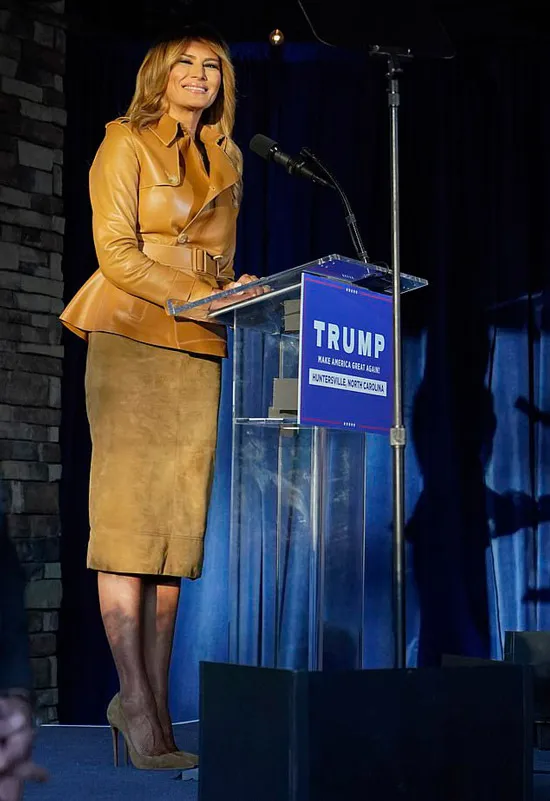 Мелания Трамп в куртке, замшевой юбке и лодочках