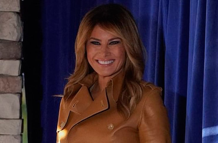 Мелания Трамп в кожаной куртке с баской и пыльно-желтых лодочках выглядит дорого