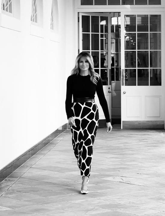 Мелания Трамп в юбке с принтом тротуара и черной блузе
