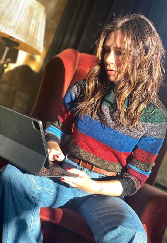 Виктория Бекхэм в полосатом свитере и джинсах