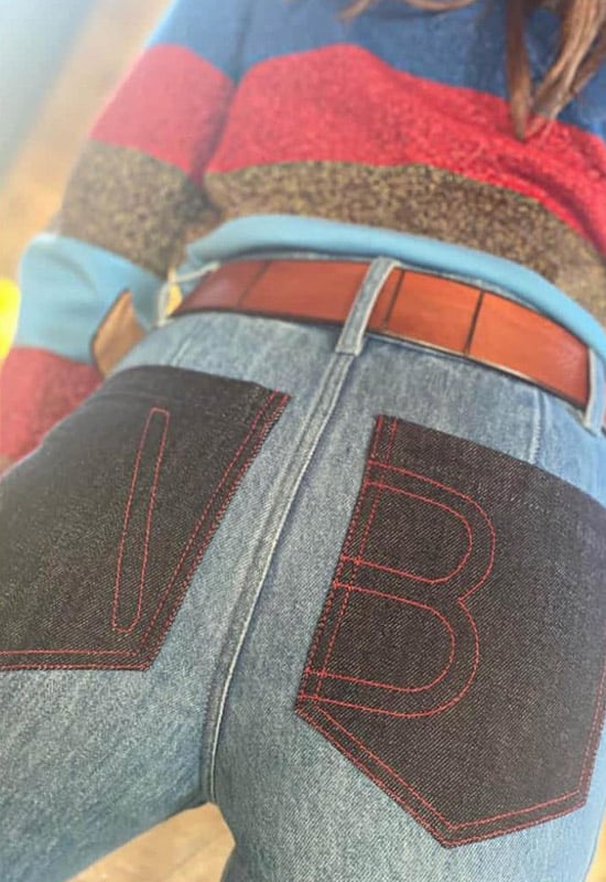 Виктория Бекхэм в джинсах клеш с темными карманами