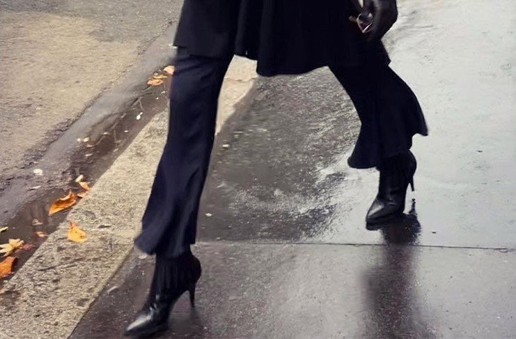 Наталья Водянова в черных брюках и ботильонах даже поход за продуктами делает модным
