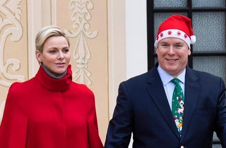 Принцесса Монако Шарлен в красном рождественском кейпе выглядит лучше всех