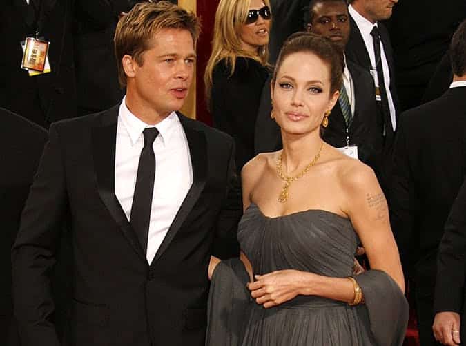 Брэд Питт в черном смокинге и Анджелина Джоли в вечернем платье