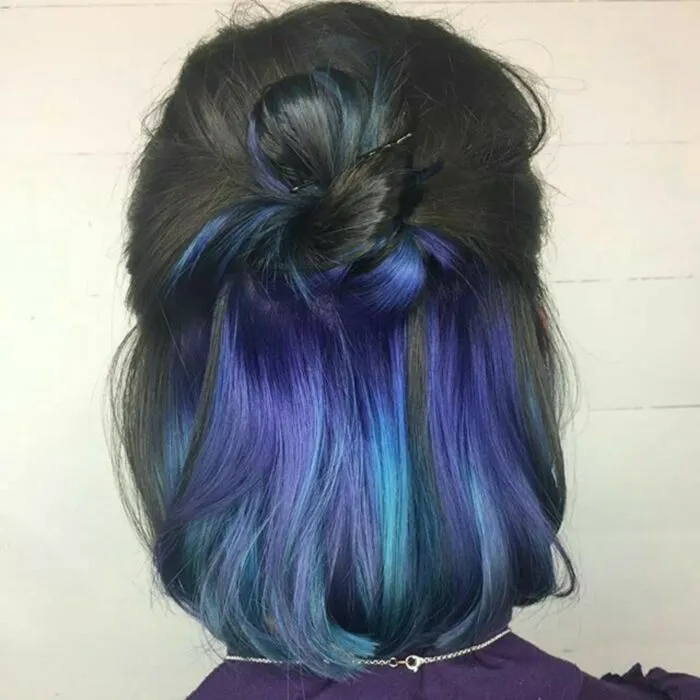 Черные волосы с синими волосами