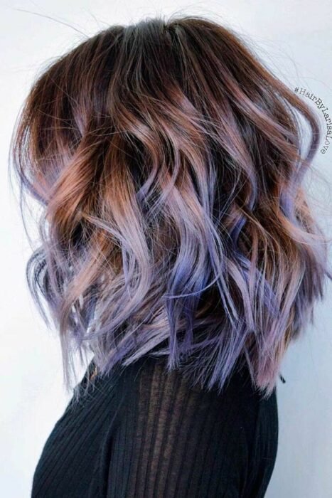 Девушка с красивыми волосами с фиолетовыми прядями