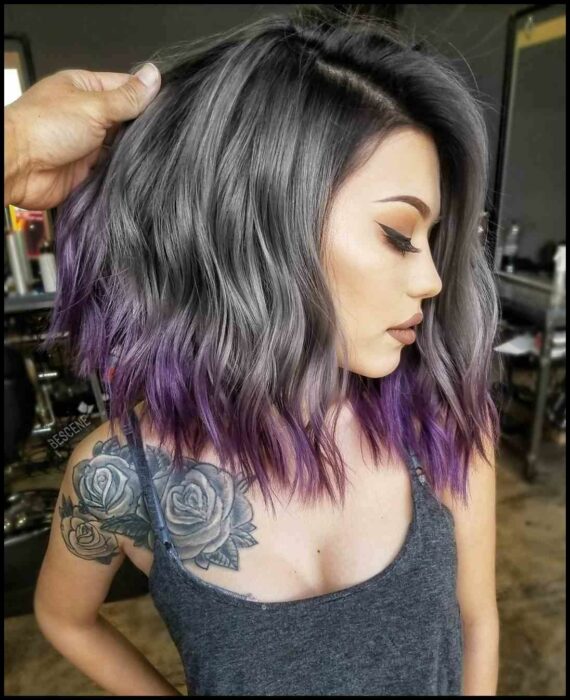 Девушка с серыми волосами с фиолетовыми кончиками