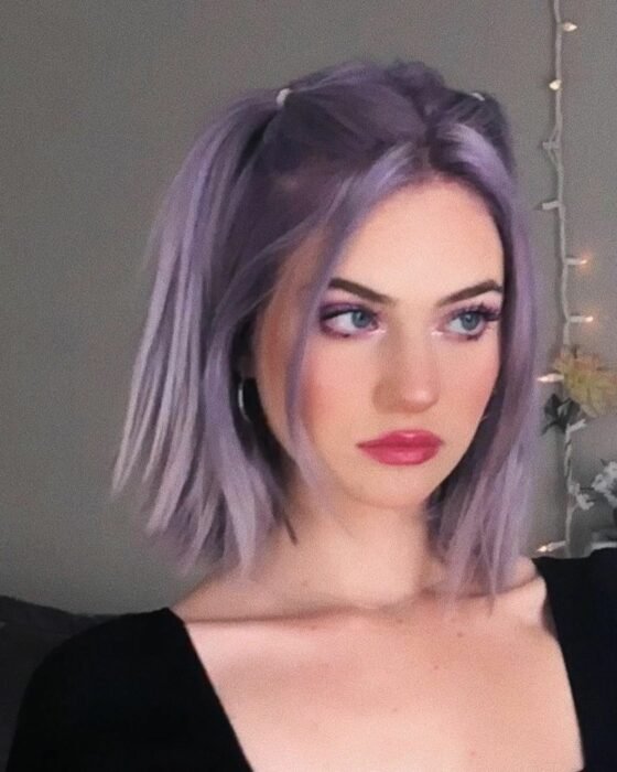 Девушка со светлыми фиолетовыми волосами