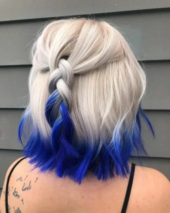 Девушка со светлыми волосами и синими кончиками