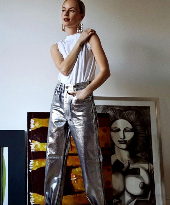 Девушка в белом топе и металлических брюках