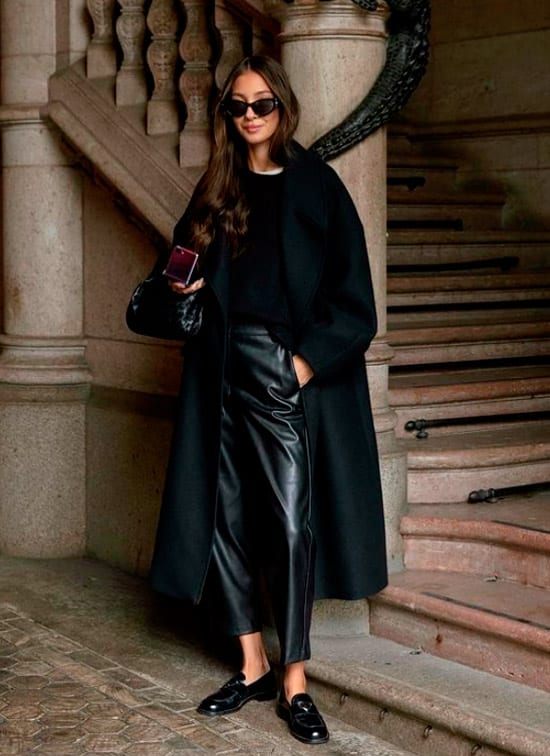 Девушка в черном пальто, кожанные брюки и лоферы