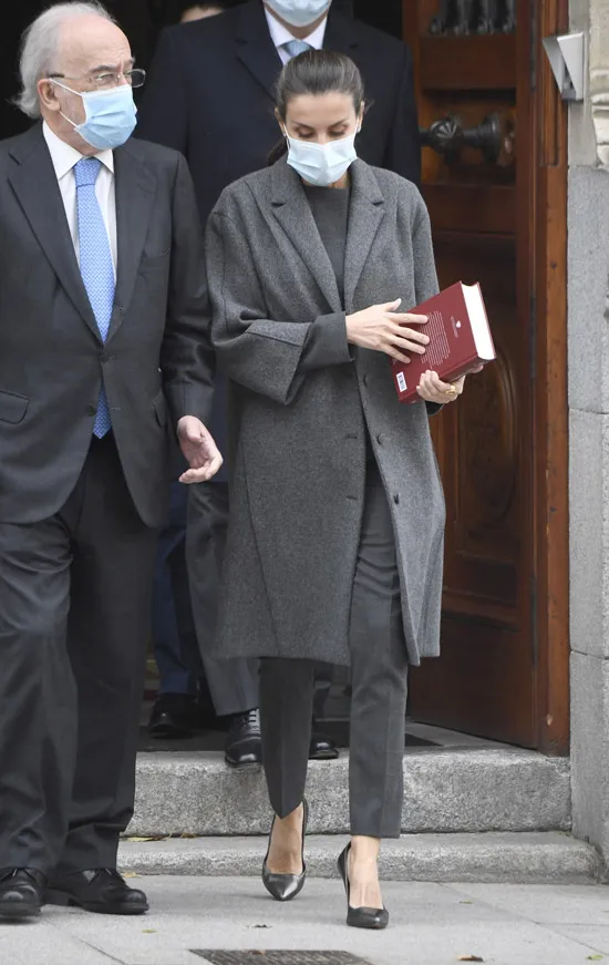 Королева Испании выглядит выше в сером аутфите