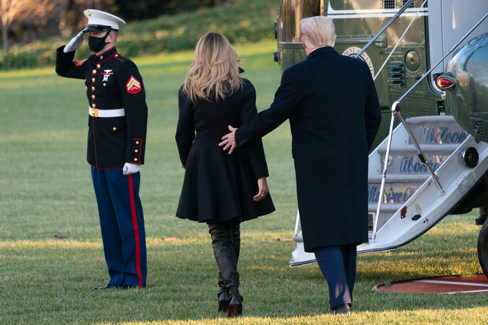 Мелания Трамп в пальто до колен с пышной юбкой