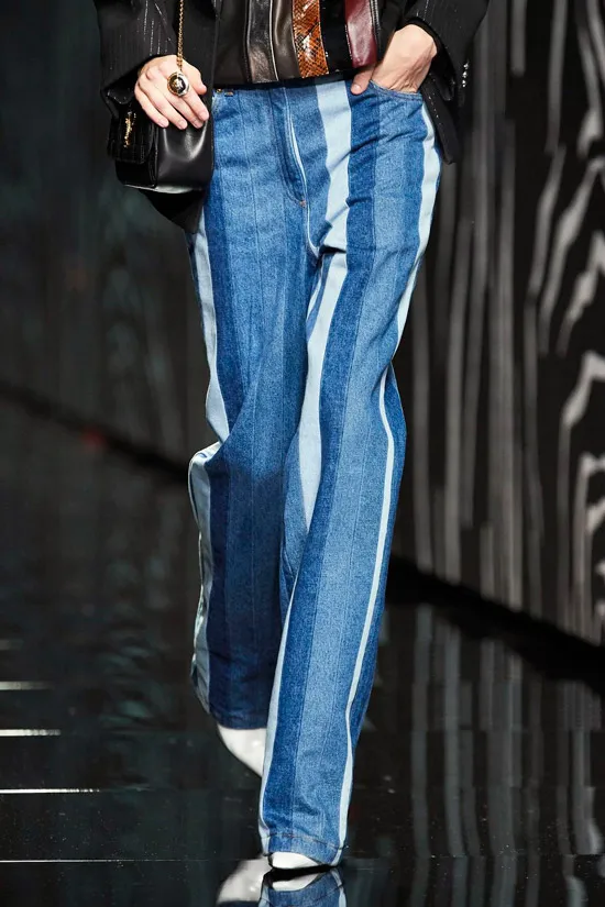 Модель в прямых джинсах в разноцветную полоску