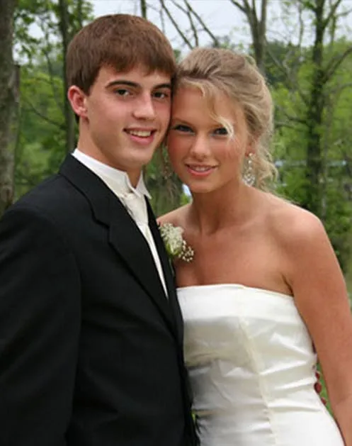 Тейлор Свифт в белом платье на выпускном вечере