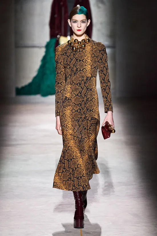 Золотое платье с принтом змеи от Dries Van Noten