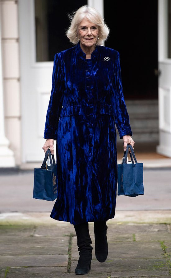 Герцогиня Камилла в темно синем платьее