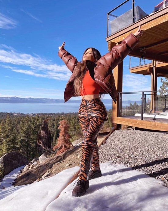 Ким Кардашьян в пуховике и тигровых брюках