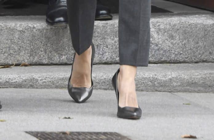 Королева Испании в строгих брюках и сером пальто использует модный трюк, чтобы казаться выше