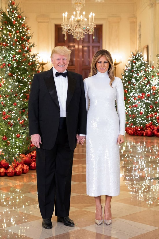 Мелания Трамп в блестящем платье на фоне новогодней елки