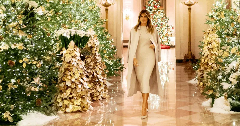 Мелания Трамп в обтягивающем платье на фоне новогодней елки
