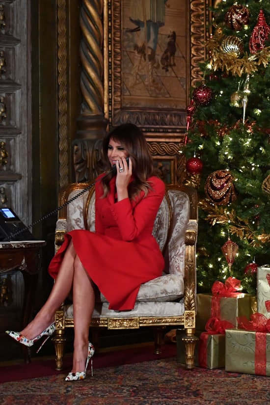 Мелания Трамп в красном платье на фоне новогодней елки