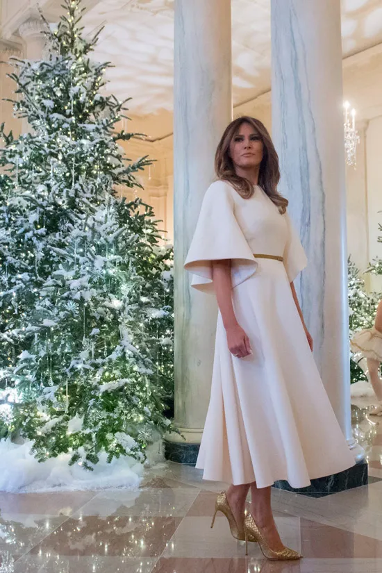 Мелания Трамп в платье с широкими рукавами на фоне новогодней елки