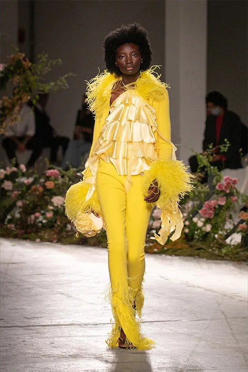 Витаминно желтые брюки - модные цвета 2021 по версии Pantone Color