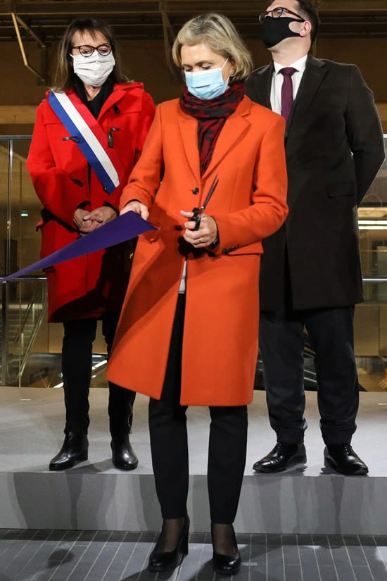 Валери Пекресс в оранжевом пальто и брюках