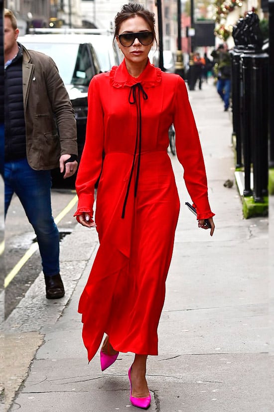 Виктория Бекхэм в красном викторианском платье