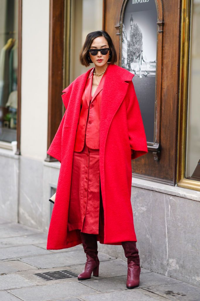 Девушка в красном костюме с юбкой миди и красное шерстяное пальто