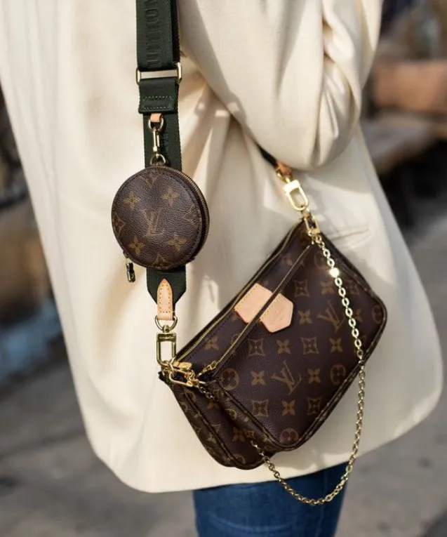 Коричневая сумка Louis Vuitton с широким ремнем