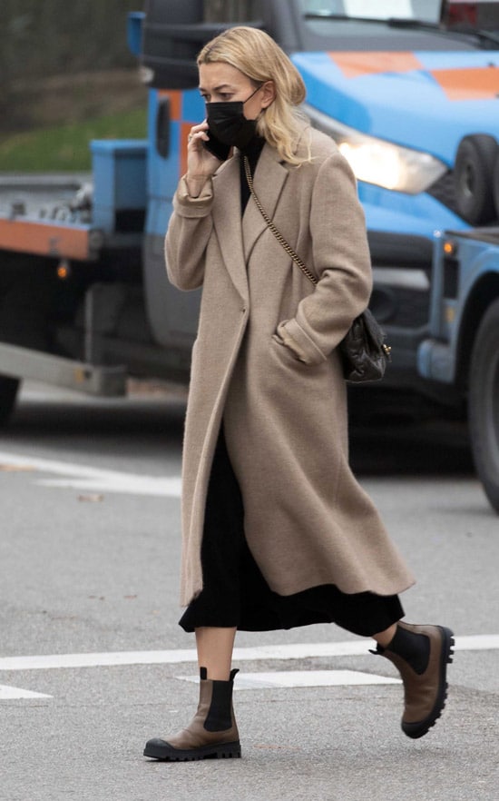 Марта Ортега в бежевом пальто и ботинках