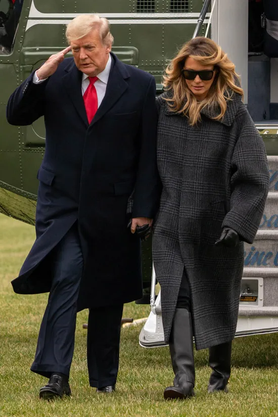 Мелания Трамп в пальто и сапогах без каблука