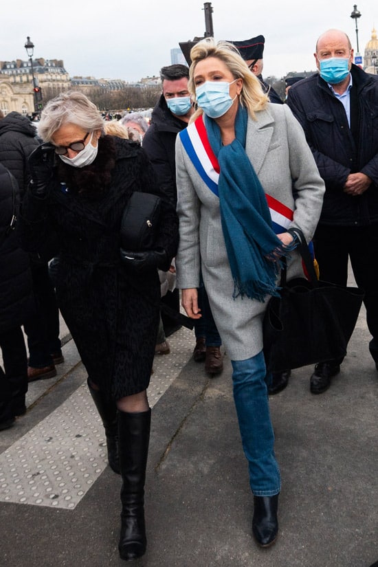 Марин Ле Пен в сером пальто