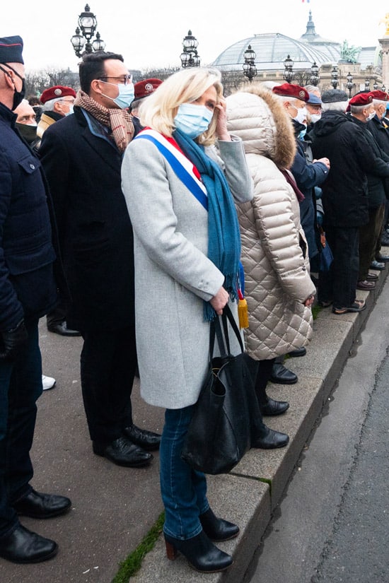 Марин Ле Пен в пальто и ботильонах