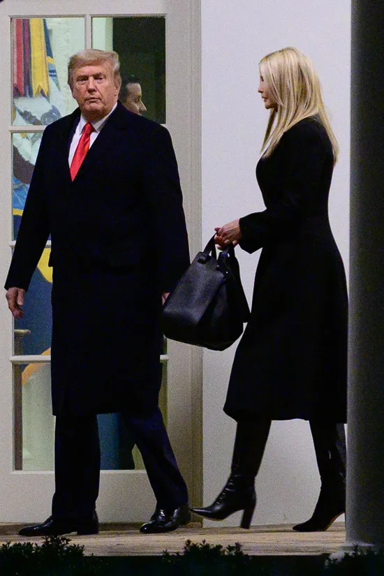 Иванка Трамп в пальто и свитере
