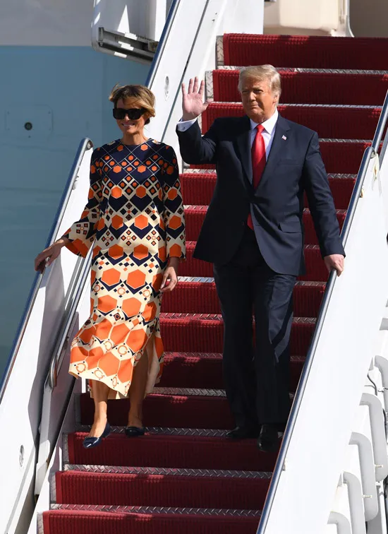 Мелания Трамп в простом платье прилетела во Флориду
