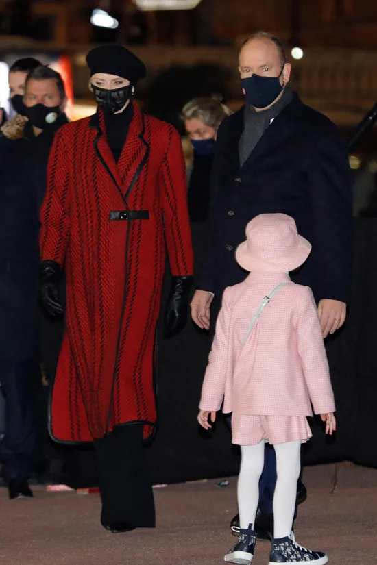 Принцесса Монако Шарлен в красном пальто
