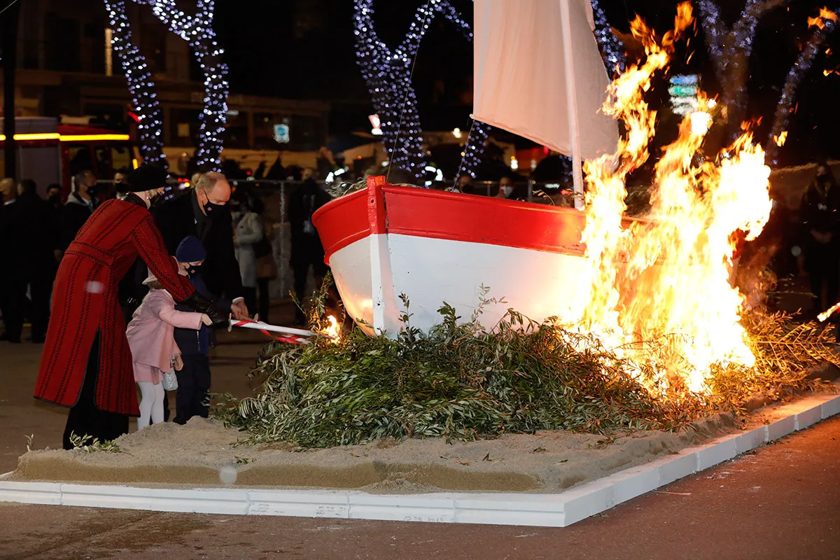 Принцесса Монако Шарлен на церемонии поджигает лодку